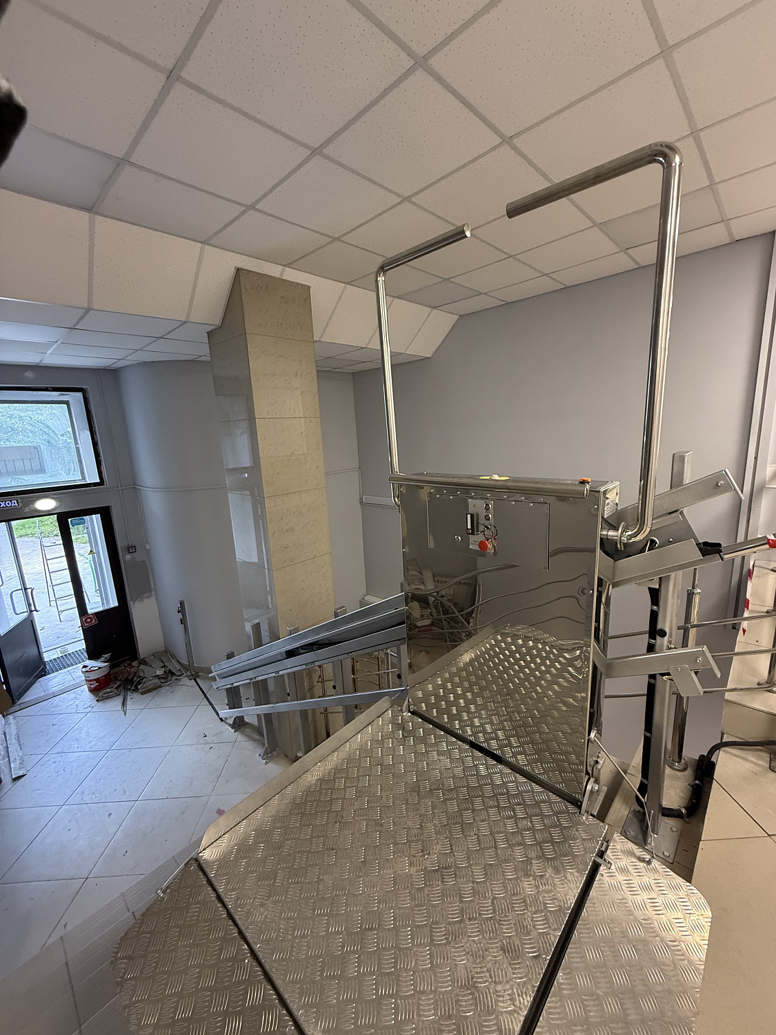 Монтаж наклонной подъемной платформы РПМ-02 в поликлинике Новокузнецка